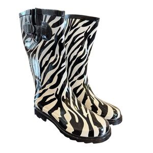 Zebra print black white stripe animal print rubber rain boots rainboots size 7